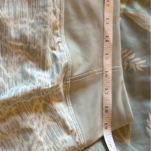 Athleta Light Gray Patterned Athletic Shorts XL - Picture 6 of 6